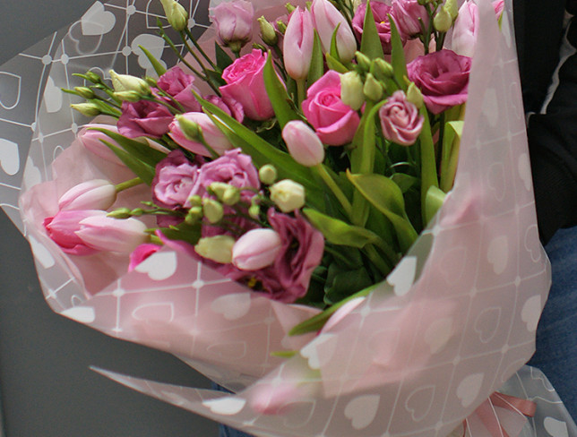 Букет с розовыми тюльпанами, эустомой и розами "Розовые сны" Фото